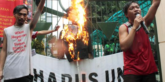 Demo UN, demonstran bakar boneka M Nuh di Kemendikbud