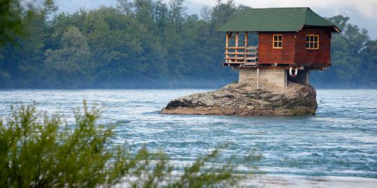 Rumah mungil ini 44 tahun berdiri di tengah sungai