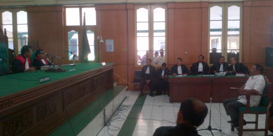 Hadiri sidang, camat beri hormat kepada wali kota Medan