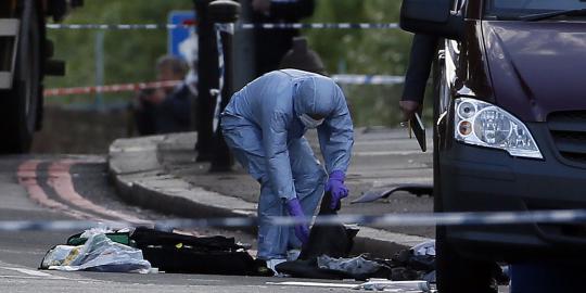 Petugas forensik olah TKP pembunuhan sadis di London