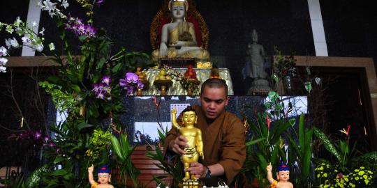 Jelang Waisak, biksu bersihkan patung-patung Budha