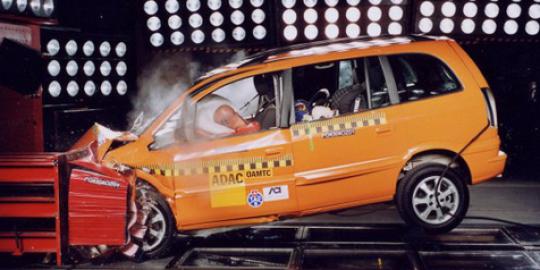 Tes 'Hajar' airbag Xenia di kecepatan 40 mph