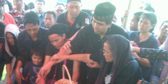 Mantan Istri dampingi Gugun Gondrong di pemakaman