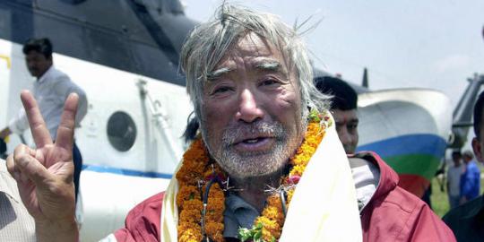 Pria Jepang pecahkan rekor pendaki Everest tertua