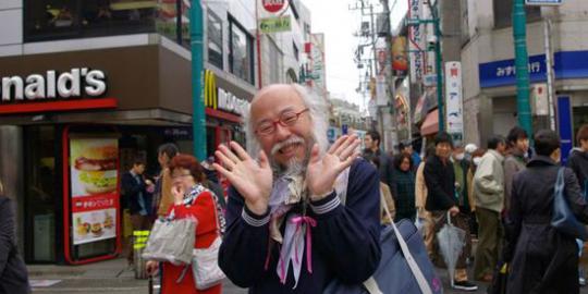 Suka pakai seragam pelajar wanita, pria tua ini populer di Tokyo