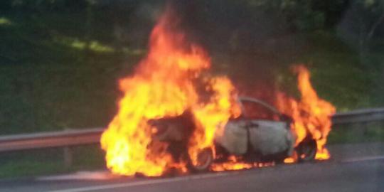 Sedan Altis terbakar di Tol Jagorawi, lalin tersendat 14 km