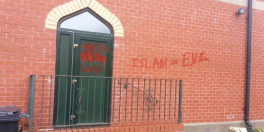 Masjid di Inggris dicoreti tulisan 'Islam itu Iblis'