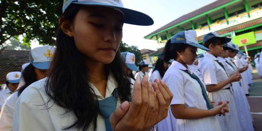 Siswa di Sampit melihat pengumuman UN berseragam olahraga