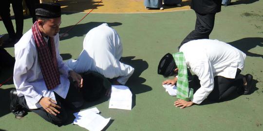 305 Pelajar SMA rayakan kelulusan dengan sujud dan cuci kaki ibu