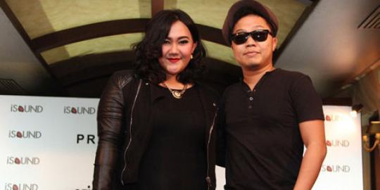 Dari nge-band, Vitha jajal solo karir bareng Shandy Sondoro