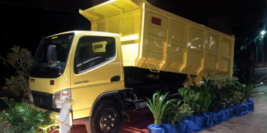 Dua fungsi truk  Mitsubishi 6  roda  di sawit Riau merdeka com