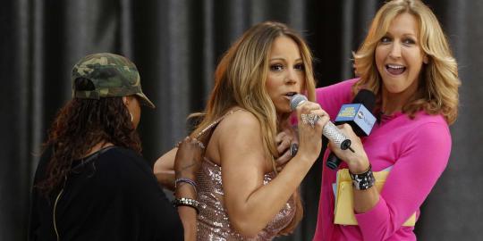 Tampil live, gaun seksi Mariah Carey terlepas
