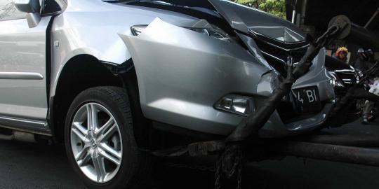 Daihatsu Xenia ringsek tabrak separator di dekat Kejagung
