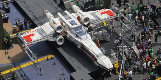 Pesawat LEGO Star Wars raksasa dipamerkan di New York