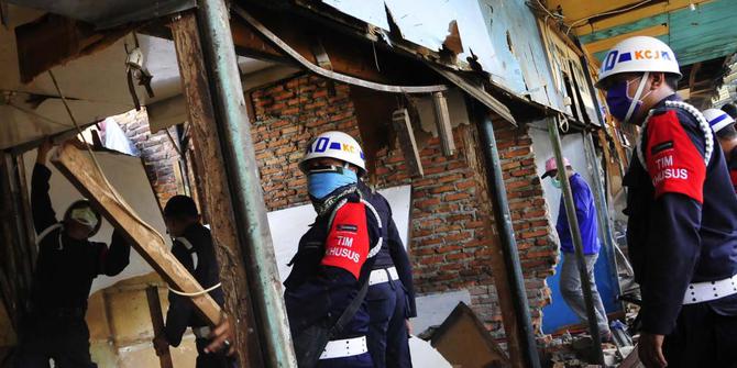 Giliran puluhan kios di Stasiun Lenteng Agung ditertibkan 