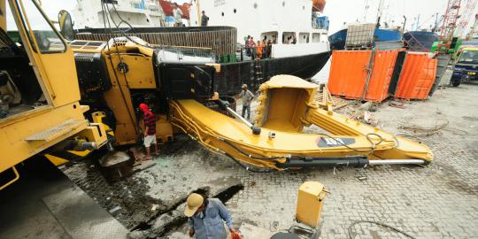 Alat berat backhoe terbalik di Sunda Kelapa