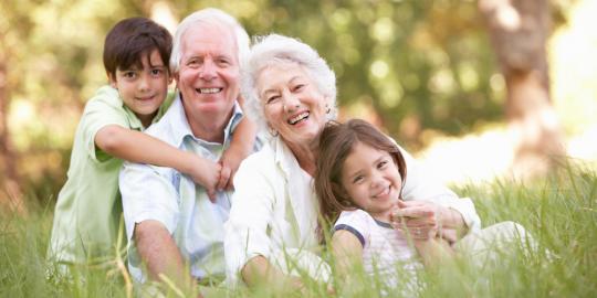 7 Cara tunjukkan cinta untuk kakek dan nenek