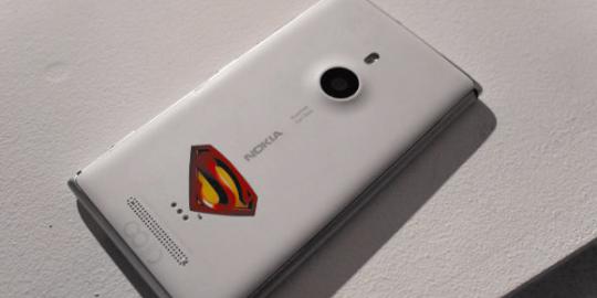 Nokia Lumia 925 edisi Superman dirilis