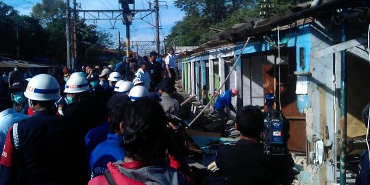 Mahasiswa dan polisi perang batu di Stasiun UI