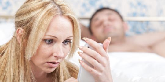 6 Tanda wanita selingkuh secara emosional!