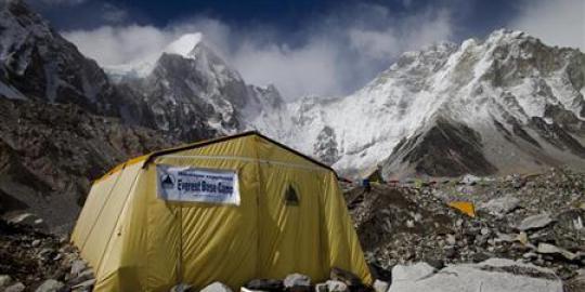 Suatu saat, pengunjung bisa mendaki Everest pakai tangga?