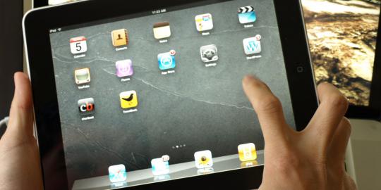 Apple kembangkan tablet jumbo saingan ultrabook