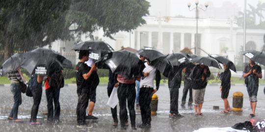 Diguyur hujan lebat, Aksi Kamisan tetap digelar di depan Istana