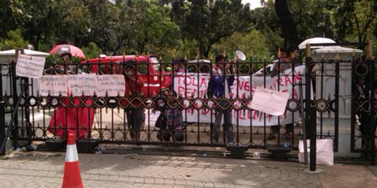 Gandeng anak-anak, warga Waduk Pluit geruduk Jokowi