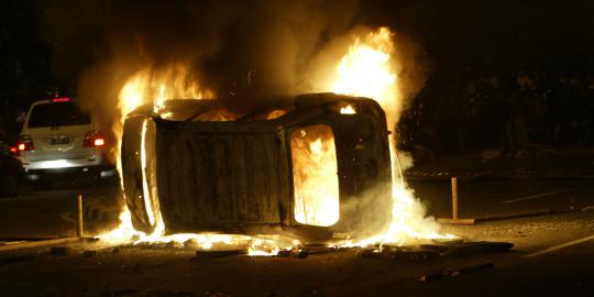 Toyota Kijang Innova terbakar di tol Rawamangun, dua tewas
