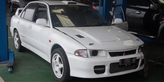 Mitsubishi Evo-3 drag race yang anti-tes dyno