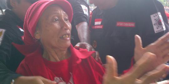 Dua nenek paksa cium pipi Jokowi, Mega, dan JK