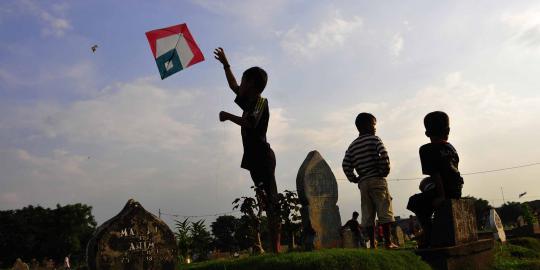 Ketika TPU Prumpung dijadikan wahana bermain layang-layang