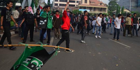 Mahasiswa HMI Makassar demo, tutup jalan dan sweeping polisi