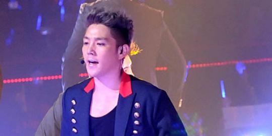 Saat Kangin dan Henry Super Junior pakai blankon