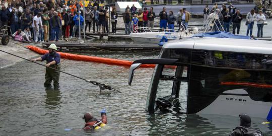 Tiba-tiba menggelinding sendiri, bus mewah nyemplung danau