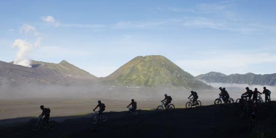 Asyiknya mendaki Kaldera Bromo dengan bersepeda