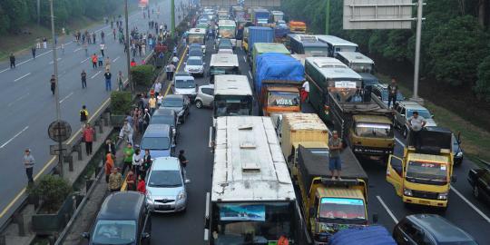 Exit tol diblokir bus, kendaraan arah Bogor keluar di Sentul