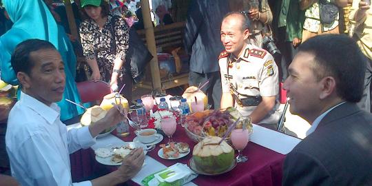 Jokowi makan bareng di pinggir Pantai Perawan