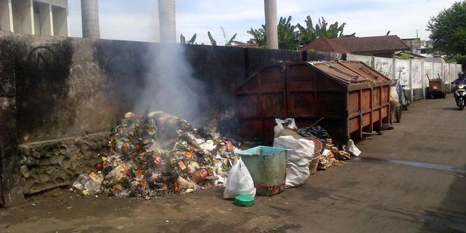 Sebelum ditemukan di tong sampah, Ong Lucky tampak 