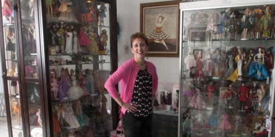 Selama 23 tahun, wanita ini sudah kumpulkan 3.000 boneka Barbie