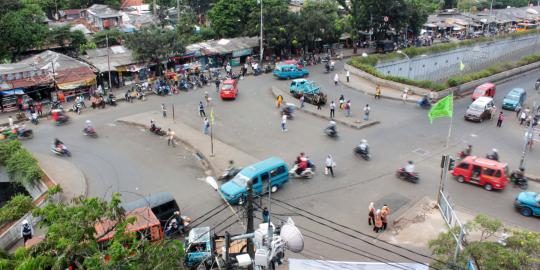 Lapak PKL digusur, arus lalu lintas di Pasar Minggu lancar