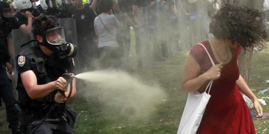Perempuan bergaun merah ini jadi simbol demonstrasi Turki