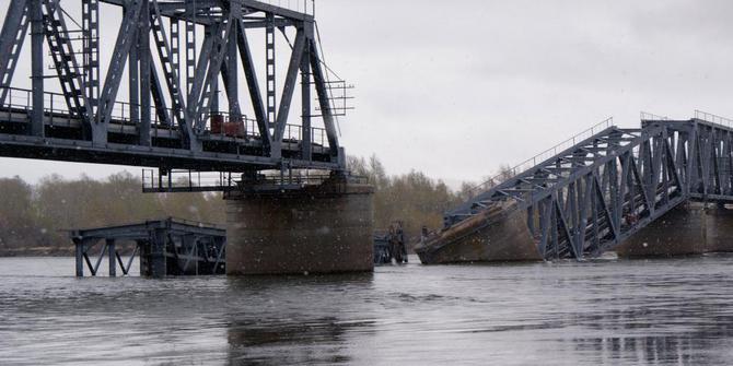 Jembatan terpanjang se-Asia Tenggara runtuh, 2 WNI terluka 