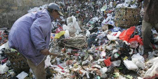 PNS Dinas Kebersihan ketahuan tumpuk sampah di Pasar Minggu