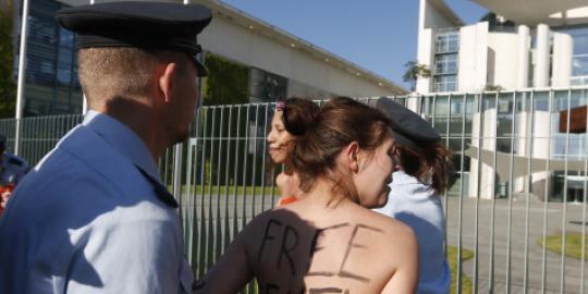 Pegiat telanjang demo depan kantor kanselir Jerman