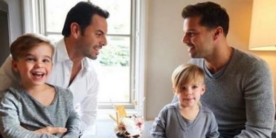 Anak pasangan gay lebih sehat dan penurut?
