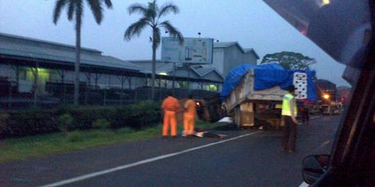 Truk sundul mobil di depannya di Tol Karawang, 1 tewas