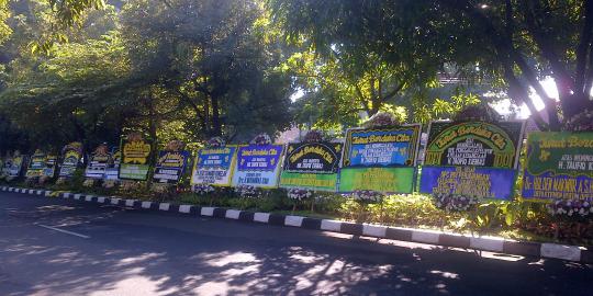 Rangkaian bunga duka untuk Taufiq Kiemas mencapai ratusan meter