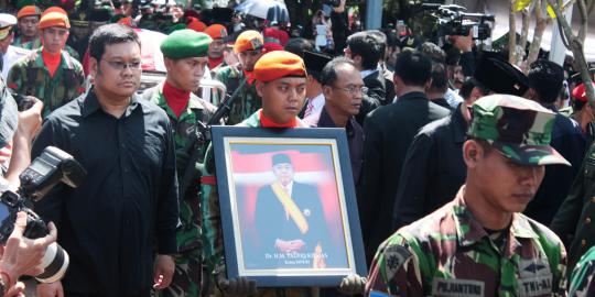 Bendera setengah tiang mengenang Taufiq Kiemas berkibar di China