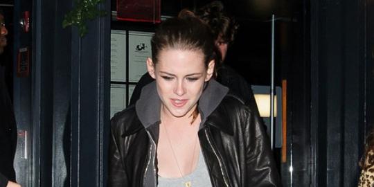 Wanita ini numpang keren di foto Kristen Stewart